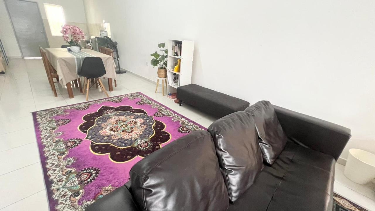 Homestay Near Plaza Tol Bandar Ainsdale Labu Exteriör bild